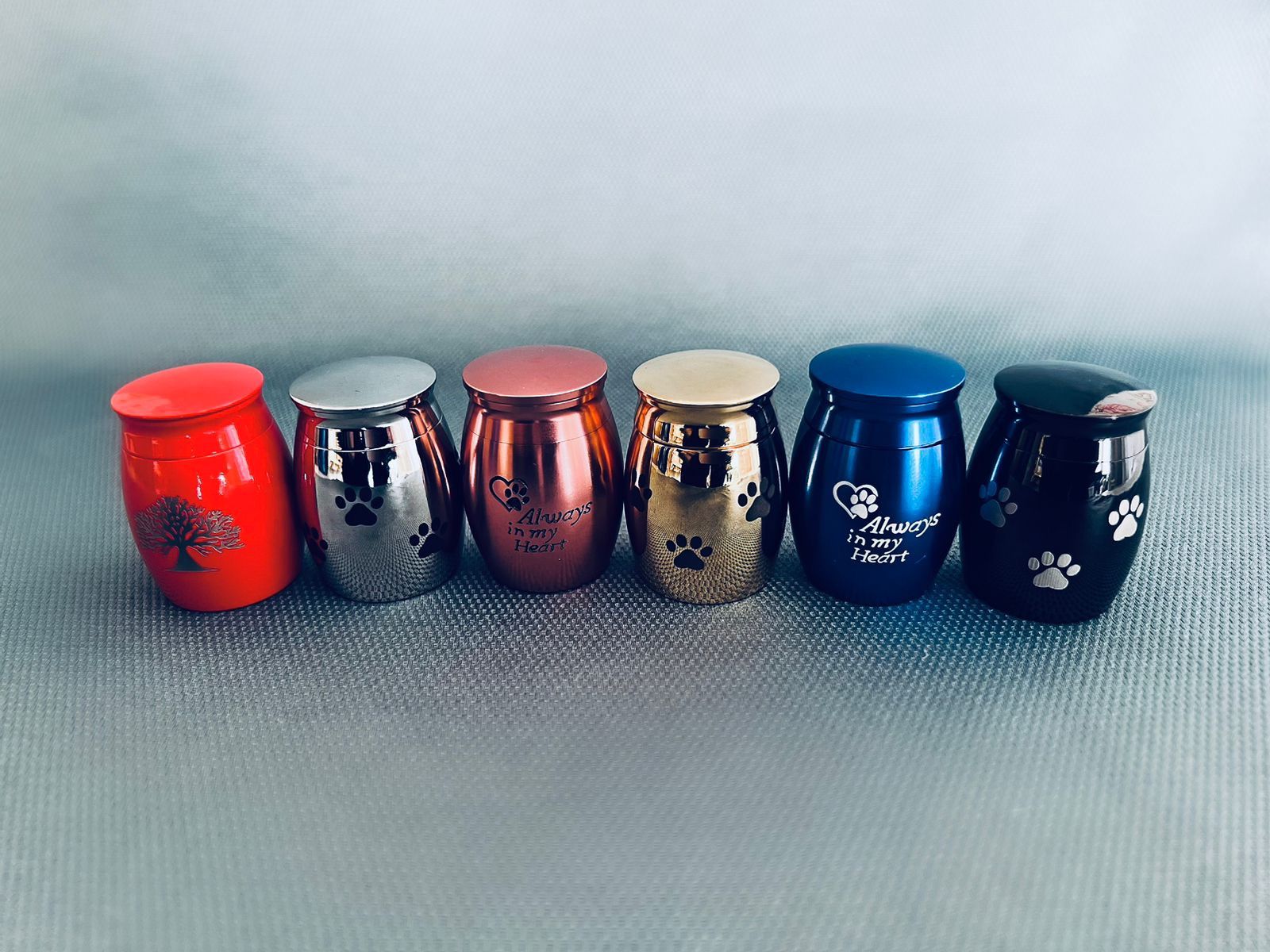 Mini urnas de diversos colores con las cenizas de una mascota querida